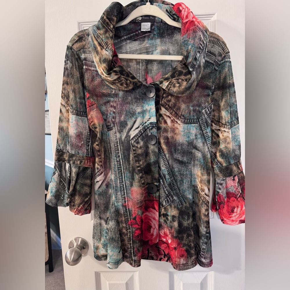 Gray and Black Graphic Blouse with Flutter Sleeves